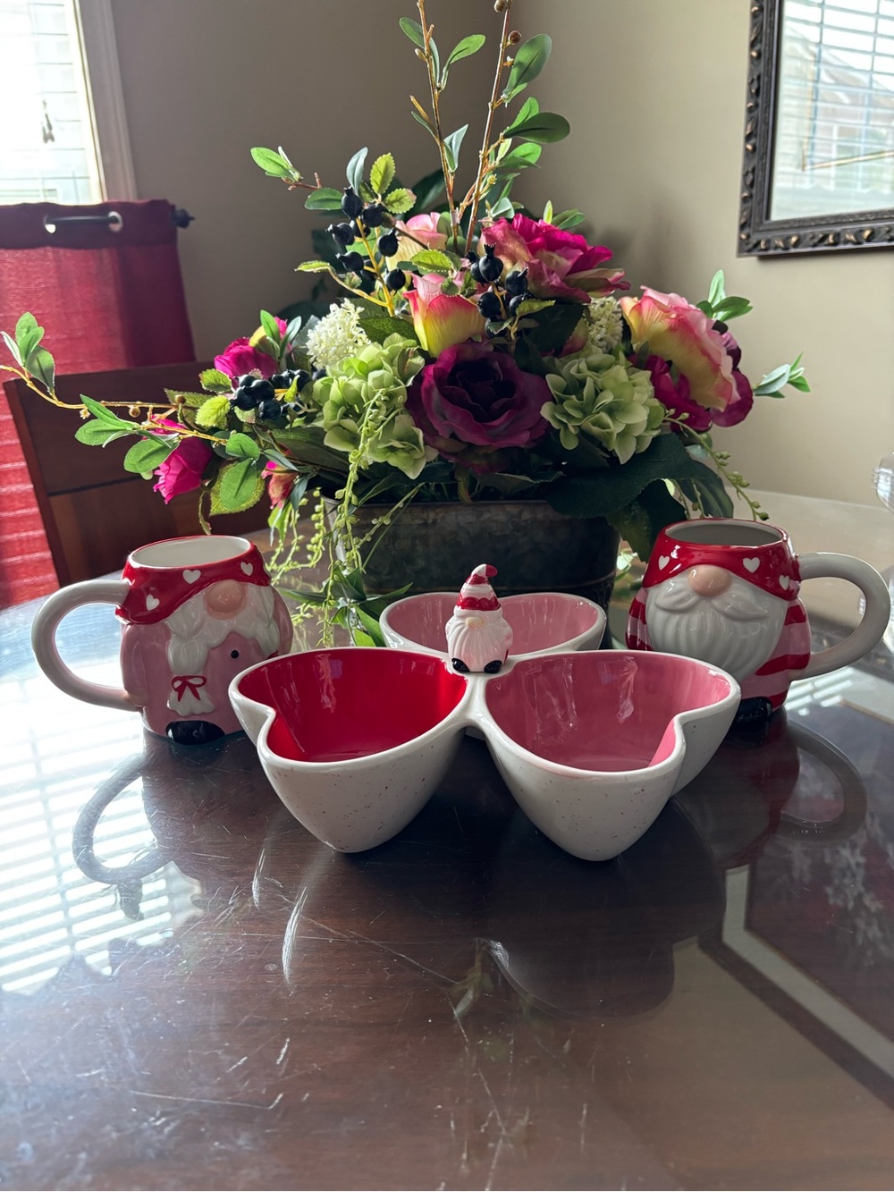 Coffee Mugs With Heart Shaped Server